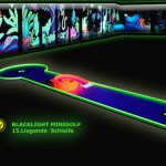 Schwarzlicht-Mini-Golf Bahn 15